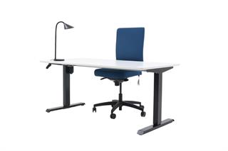 Kontorsæt med bordplade i hvid, stelfarve i sort, sort bordlampe og blå kontorstol